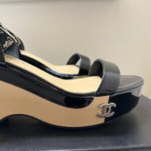 New CHANEL CC Logo Patent Leather Platform Ribbon Strap Sandal Black Beige EU 38